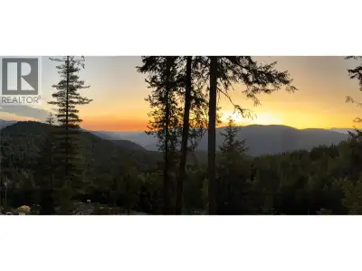 Embrace breathtaking views of the Columbia River Valley and surrounding mountains from this remarkab...