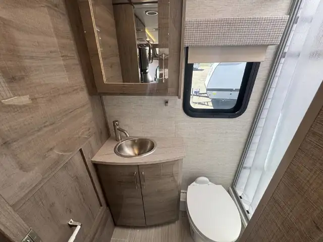 2023 Jayco Melbourne Prestige 24RP 1 extension + full paint et m in RVs & Motorhomes in Laval / North Shore - Image 18