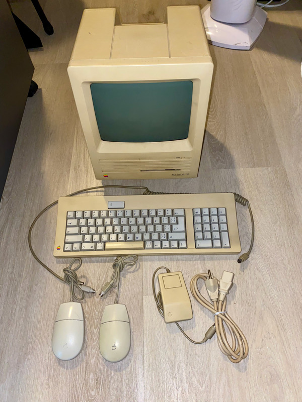 Laval - Ordinateur vintage Macintosh SE dans Ordinateurs de bureau  à Laval/Rive Nord