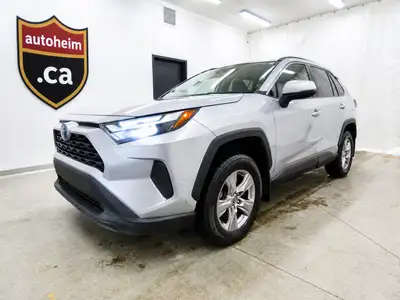 Découvrez votre prochain partenaire d'aventure ! Ce superbe Toyota RAV4 Hybride argenté 2023 n'est p...