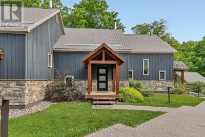 Beautiful 2 bedroom, 2 bathroom mountainside townhome in Calabogie! Great location, surrounded by na...