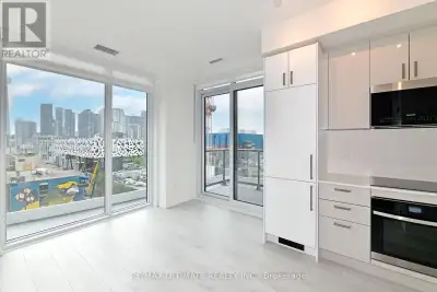 Welcome to Artistry! Chic & Urban Living at University & Dundas. This Stunning 2 Bed 2 Bath offers t...