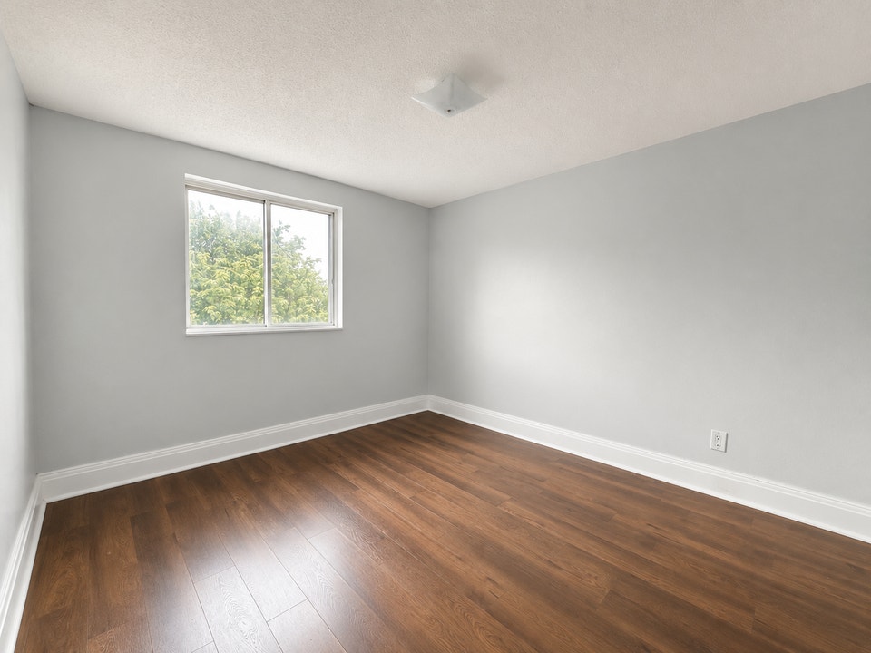 26 Boswell Street - Bright 2-Bedroom Upper Unit with In-Suite La 5