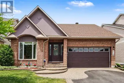 Look no further!! Beautiful Bungalow in Avalon West. 2+1 Bedroom 3 full Bath Minto Larkin Model with...