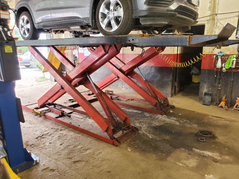 USED WHEELTRONICS SCISSOR HOIST 12000LBS WITH 2 ROLLINGS PUMPERS