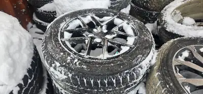 Set of 4 Hankook winter tires mounted on 20 wheels. Removed from a Range Rover. Tires are in good co...