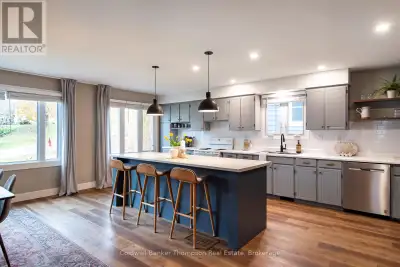 This delightful in-town back split offers a wonderful blend of comfort, style & convenience. Thought...