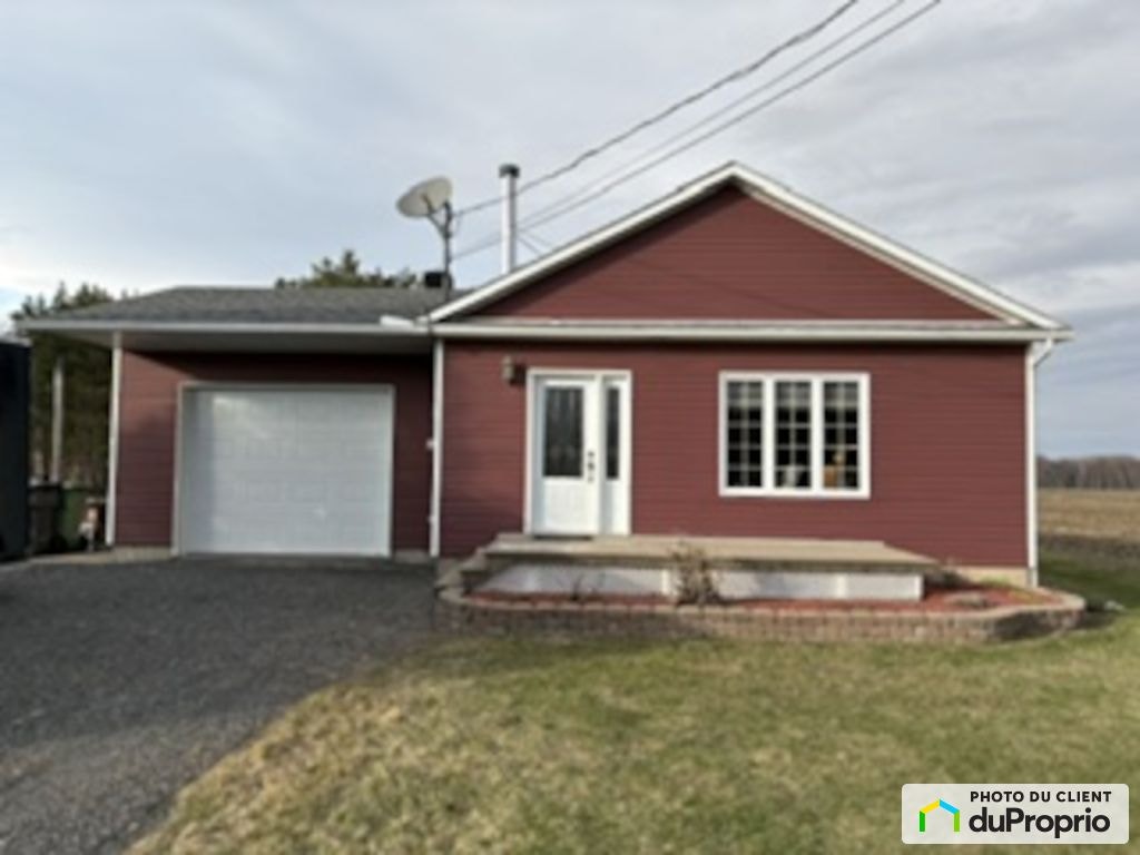 $399,000 - 1 1/2 Storey for sale in Pierreville — photo 1