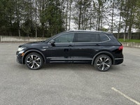// ACCIDENT FREE!! // This 2022 Volkswagen Tiguan Highline R-Line 4MOTION is a refined SUV that blen... (image 9)