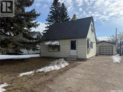 598 Prince Edward Street in Melville, SK is one of those homes that might catch your eye for the loc...