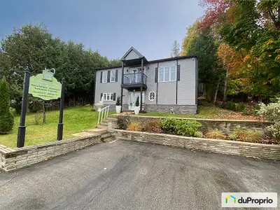 Magnifique propriété clé en main rénovée au goût du jour avec un style moderne. Terrain intime natur...