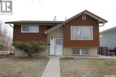 Charming Bi-Level Home in Shaunavon – Move-In Ready! Welcome to this well-maintained 3-bedroom, 2-ba...