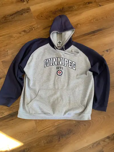 Good condition. Size Large. Pick up in Ste. Anne. Meeting possible in other areas. Crossposted.