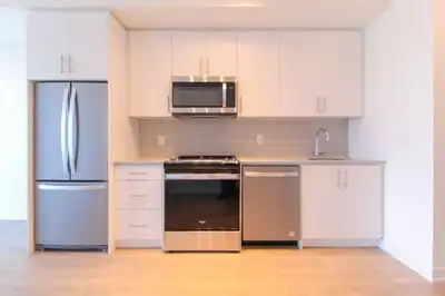1 Bed Condo Prime Oakville Location 345 Wheat Boom Dr | Oct 1 Move-In | Parking Included Modern 1 be...
