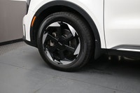 Efficient, stylish, and built for the whole family, this 2025 Kia Sorento EX Hybrid offers spacious... (image 3)