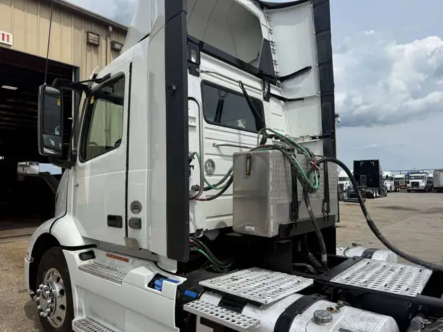 2022 Volvo VNR64T DAYCAB Wetline Included! New Drive Tires in Heavy Trucks in Oakville / Halton Region - Image 8
