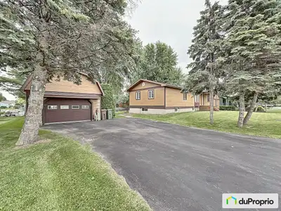 Maison sur le bord de l'eau avec quai de 32 pieds, possibilité de mettre un quai de 130 pieds. Puits...