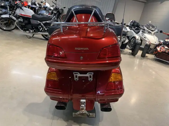 2001 Honda GL1800 Goldwing Touring in Sport Touring in Guelph - Image 9