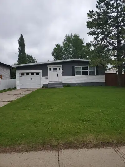 Classic 5 Bedroom Home in Sunnybrook!
