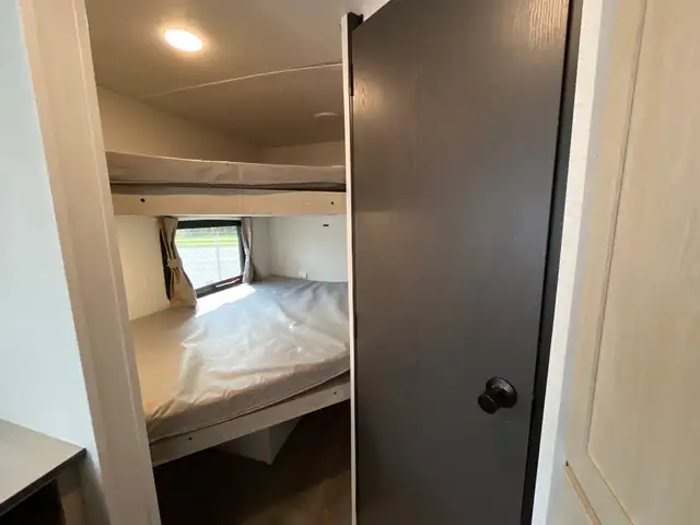 2025 Coachmen Northern Spirit DLX in Travel Trailers & Campers in Terrace - Image 8