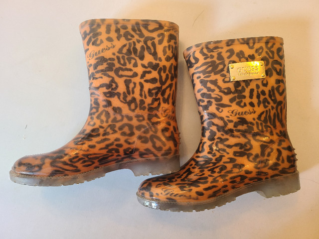 Guess Girl rain boots Size 12 in Clothing - 4T in Calgary - Image 2