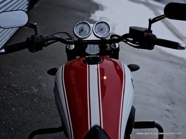 2012 Victory Motorcycles Hammer in Sport Touring in Oshawa / Durham Region - Image 8