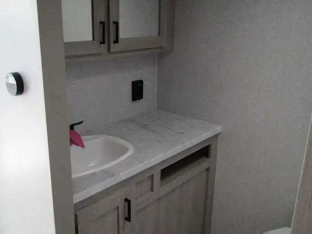 2026 EAST TO WEST DELLA TERRA 261RB-GREAT COUPLES LAYOUT!  in Travel Trailers & Campers in Ottawa - Image 25