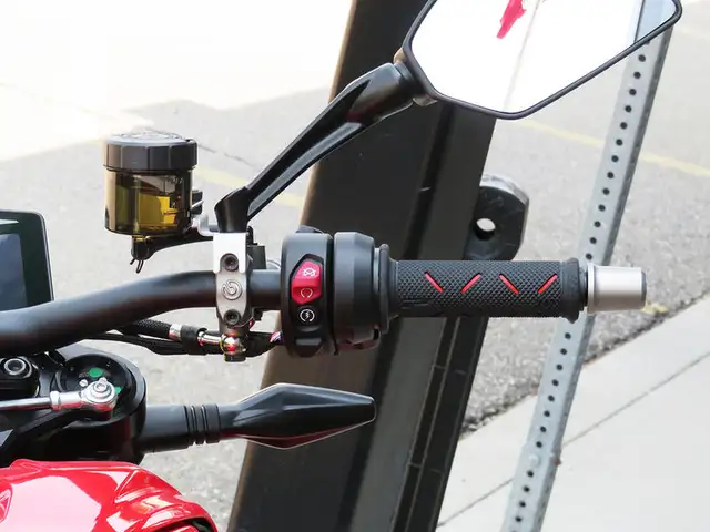 2025 Ducati Streetfighter V4 Ducati Red in Sport Bikes in Cambridge - Image 15