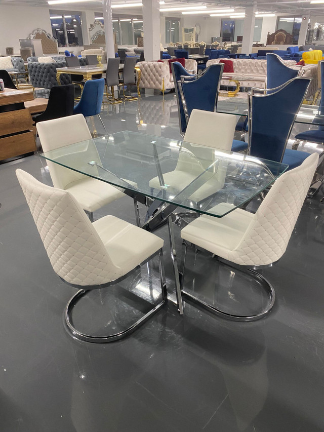 Econoplus Signature! Table en verre trempé avec chaises blanches dans Mobilier de salle à manger et cuisine  à Ville de Québec - Image 3
