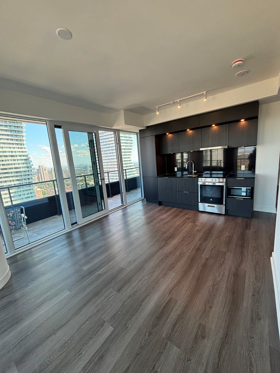 2 bed r condo with 2 parking spots 5