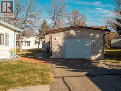 Welcome to 2921-31 Avenue South. I’m sure you will be impressed with everything this mobile home has...