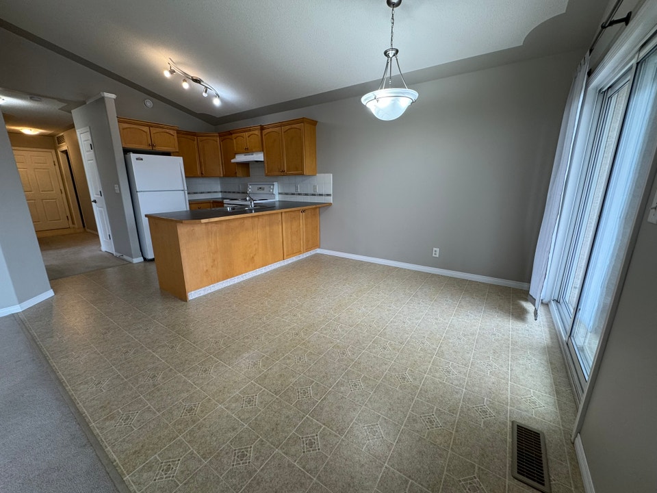 Spacious 2 Bed Apt with Covered Parking - Small Pet Friendly! 4