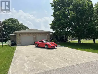 Welcome to this solid bungalow that perfectly blends comfort and functionality! Situated on a large...