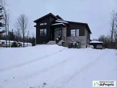 Propriété moderne à Drummondville Espace, confort et tranquillité! Laissez-vous séduire par cette sp...