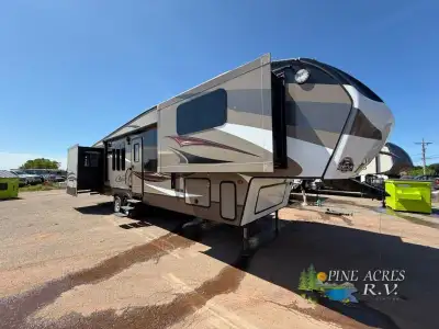 This Cougar fifth wheel 337FLS by Keystone RV features quad slides, a front living area, and rear ma...