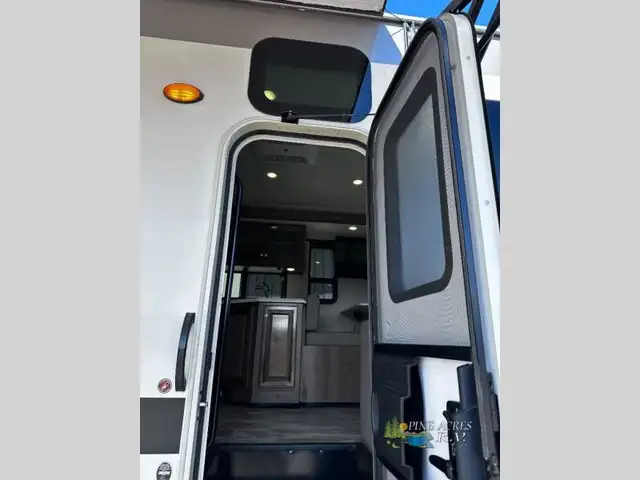 2021 Holiday Rambler Admiral 34J only 13 Milles in RVs & Motorhomes in Moncton - Image 10