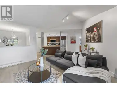 TOP FLOOR updated 1 bedroom & den apartment at Urbano. Located on the quiet side of the complex with...