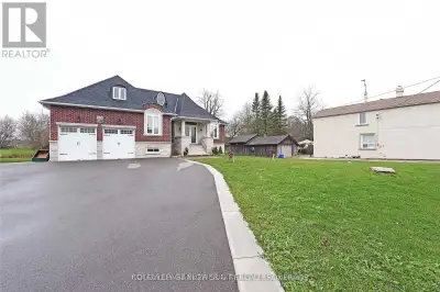 Luxurious Custom Built 4 Large Bedroom House Municipal Water And Gas. Vaulted High Ceilings, Few Min...