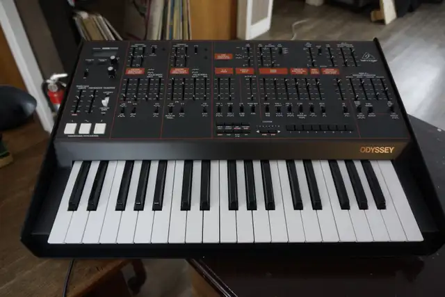 Synthétiseur Behringer Odyssey à Vendre in Pianos & Keyboards in Laval / North Shore - Image 6