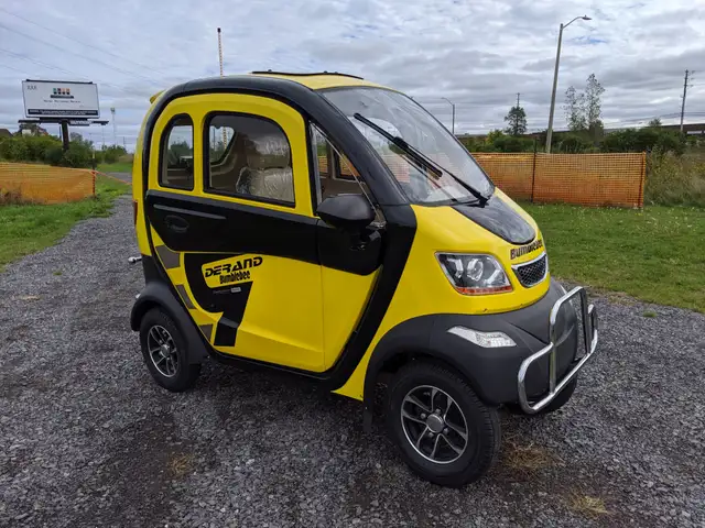 ET4 Connect Electric Mobility Enclosed scooters at Derand62863270962819124