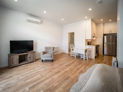 Grand studio rénové à neuf de style condo, 475 pi. ca, plafond 10' - Idéal pour pied à terre pour pr...