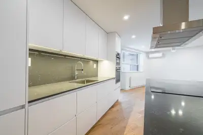 renovated two bedroom, bloor and castle frank - ID 2204