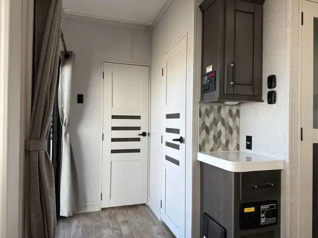 2025 Crossroads RV Redwood Regency 3721FDB Roulotte de parc 2025 in RVs & Motorhomes in Lanaudière - Image 15