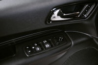 CLEAN CARFAX WITH NO ACCIDENTS ONE OWNER SECOND ROW CAPTAINS CHAIRS WIRELESS CARPLAY FULL LEATHER IN... (image 5)