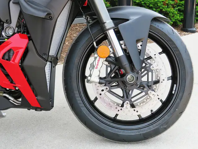 2025 Ducati Streetfighter V4 Ducati Red in Sport Bikes in Cambridge - Image 12