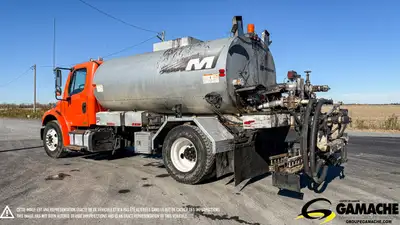 Heavy truck / Camion lourd - # STOCK: C-37054 2012 FREIGHTLINER M2 106 CAMION CITERNE BITUME ÉPANDEU...