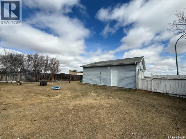 30 West ROAD Kindersley, Saskatchewan in Houses for Sale in Saskatoon - Image 6
