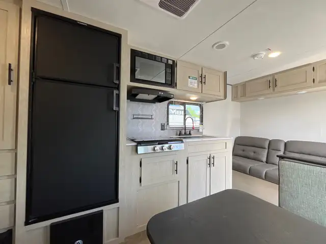 2025 Coachmen Northern Spirit DLX in Travel Trailers & Campers in Terrace - Image 9