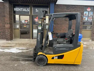 Stock #: S1095 Type: 3-Wheeler Forklift Indoor/Outdoor use Year: 2015 Make: Caterpillar Model #: 2ET...
