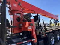 LOW LOW HRS! 2015 Kenworth T800 Tri Drive with Terex General 65 Telelect Digger Derrick Helical Scre... (image 9)